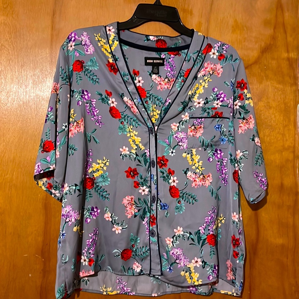 Nordstrom Women’s Satin Floral Pajama style Top size Large